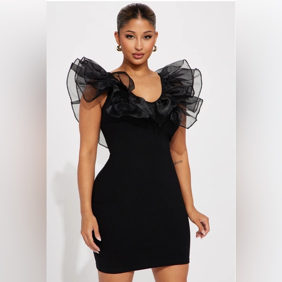 Fashion Nova Dresses & Skirts - NWT FashionNova black ribbed mini dress fun shoulders size small